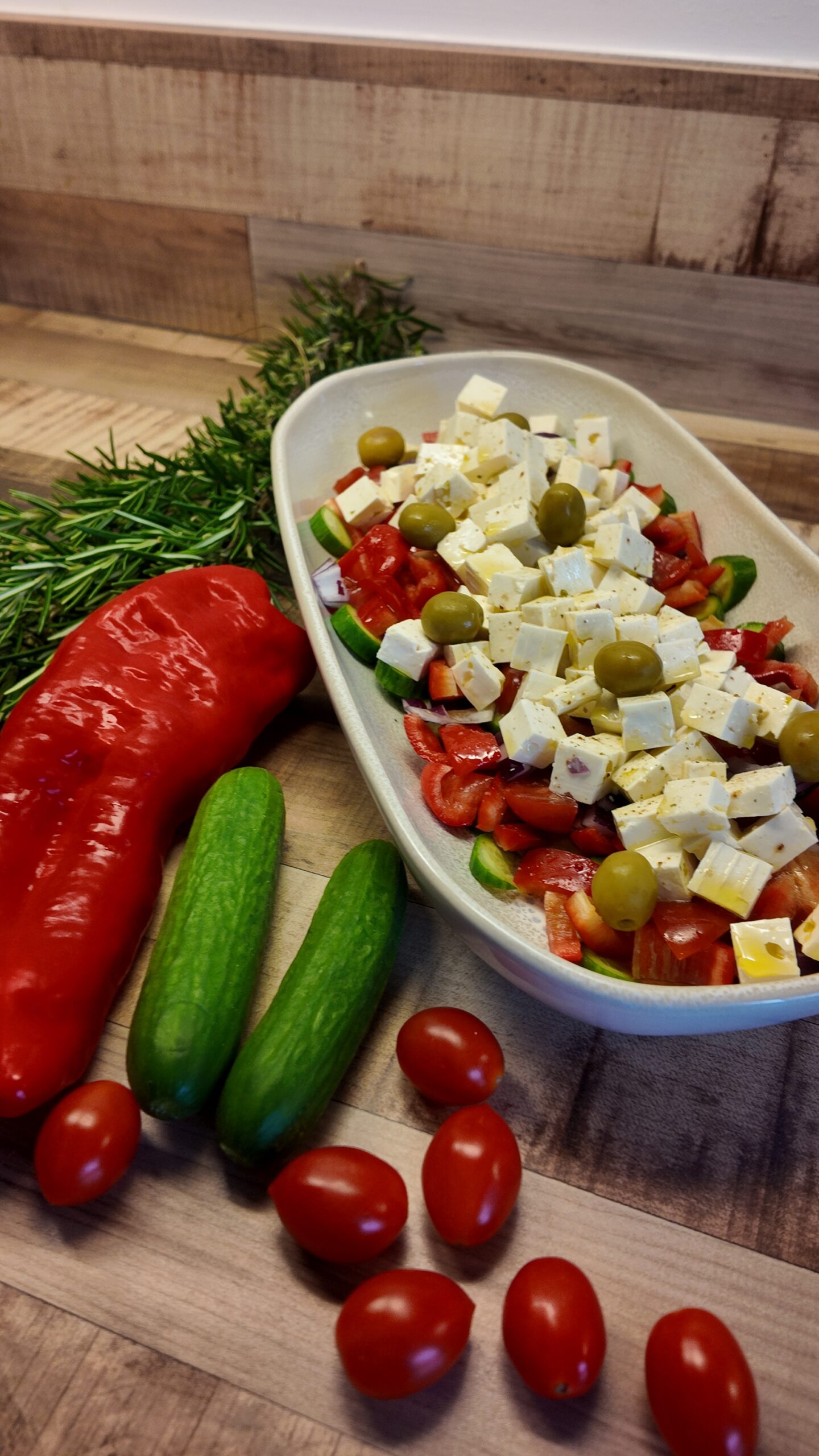 Griechischer Bauernsalat – Original Rezept mit Feta und Oliven
