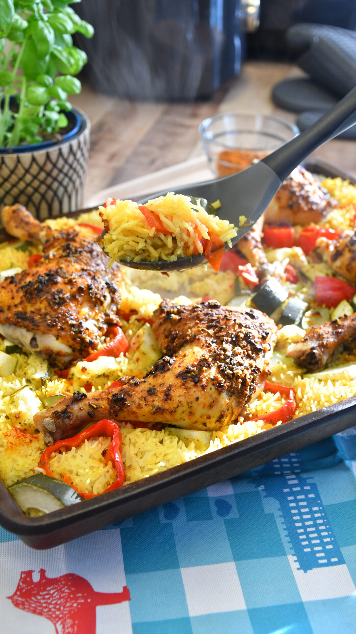Hähnchenschenkel auf Reis mit Paprika und Zucchini – Einfaches Ofengericht