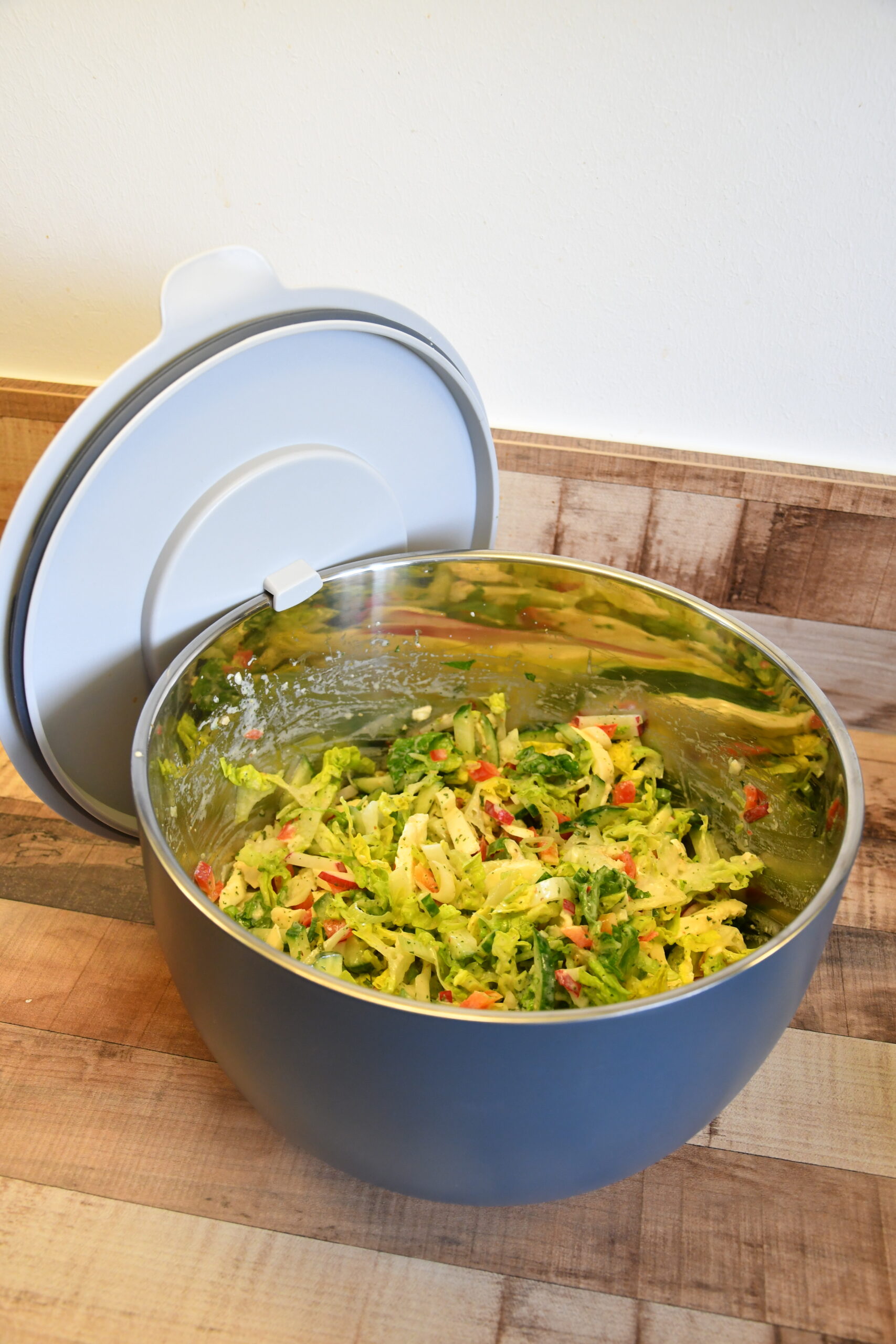 Knackiger Wirsingsalat mit Apfel und Gurke