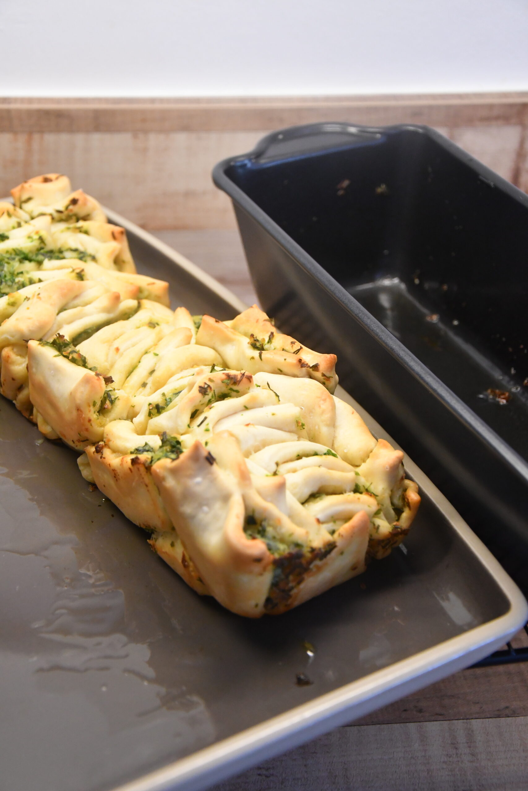 Kräuter-Zupfbrot mit selbstgemachter Kräuterbutter