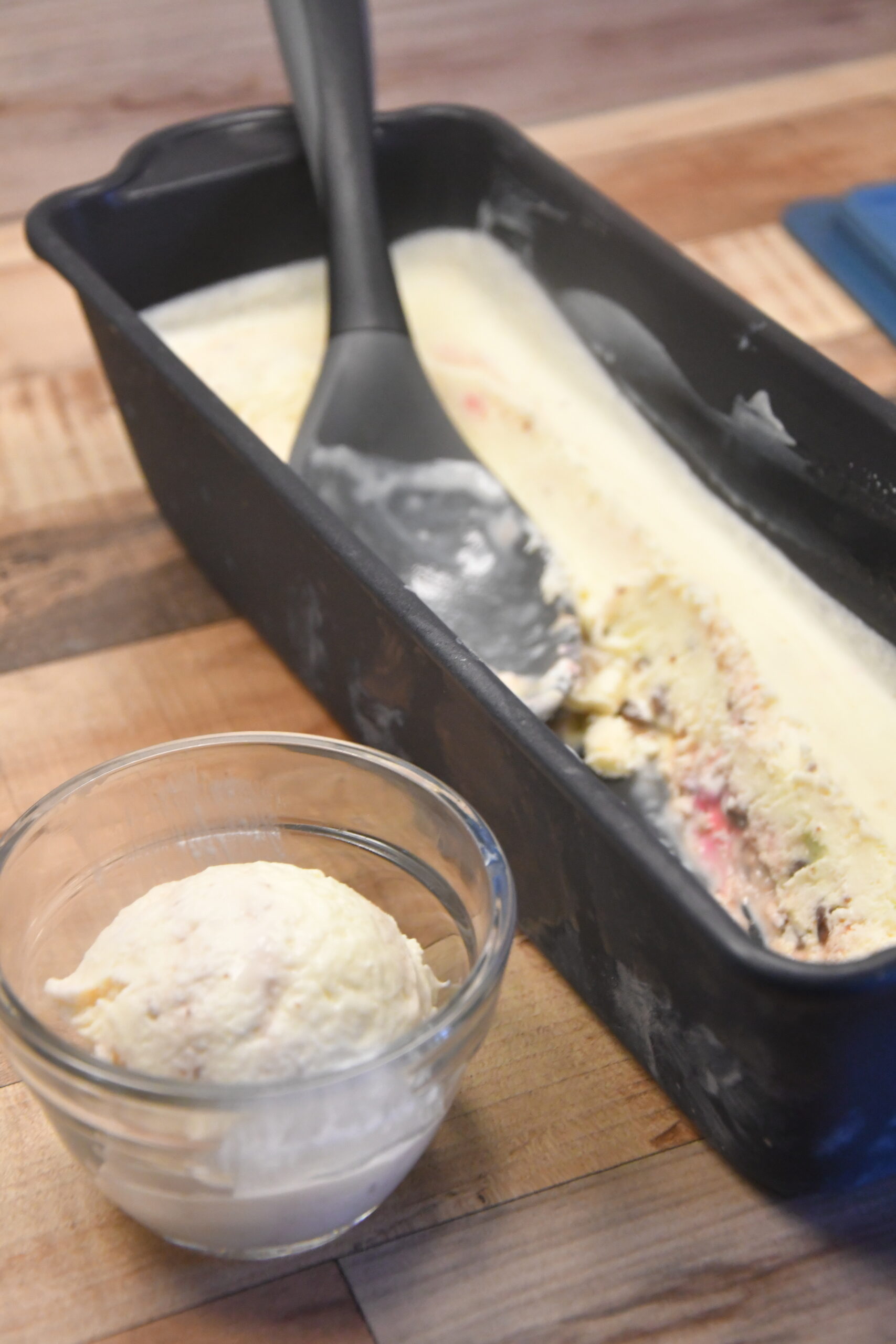 Cremiges Stracciatella-Eis ohne Eismaschine
