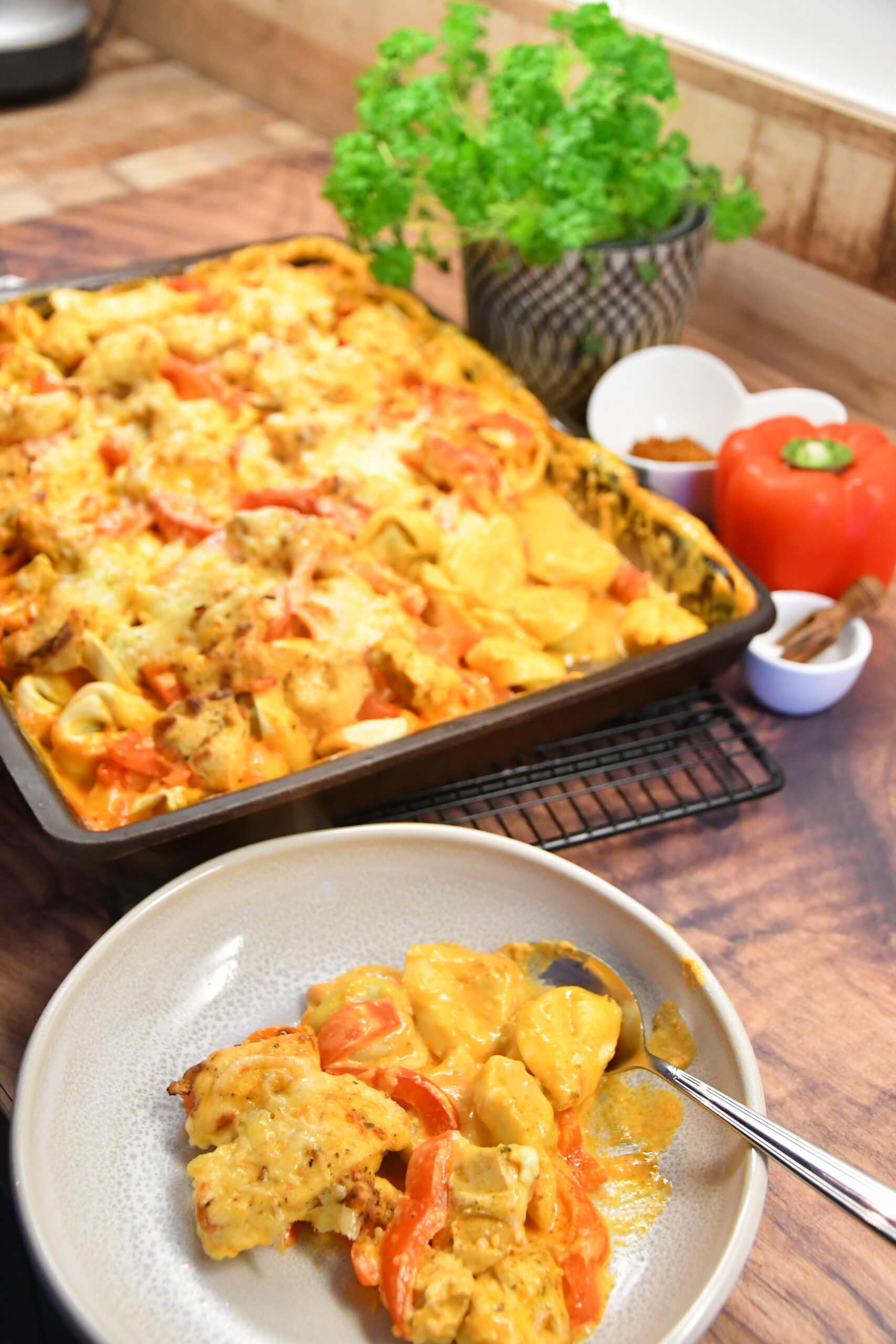 Tortellini-Auflauf mit Pesto-Schmelzkäsesoße und Hähnchen