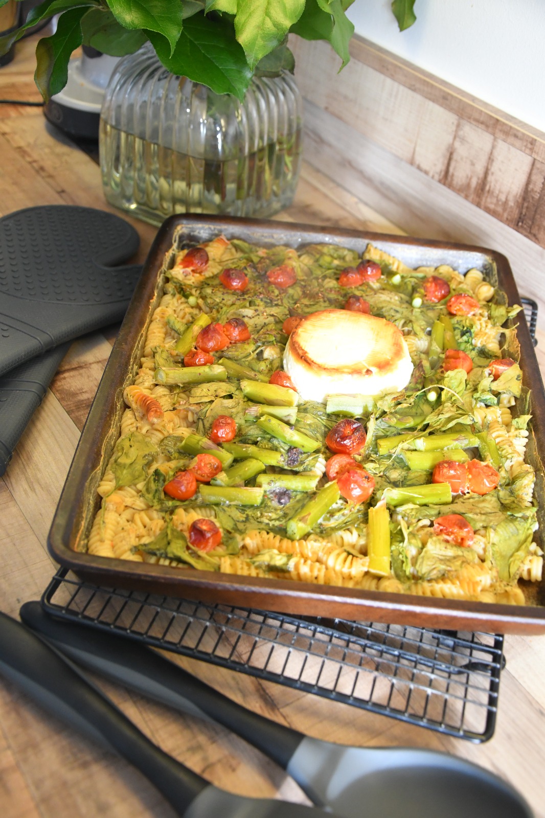 Cremige Spargel-Pasta mit Ofenkäse – Einfaches Ofengericht