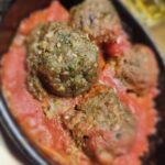 Mediterrane Hackbällchen in würziger Tomatensoße