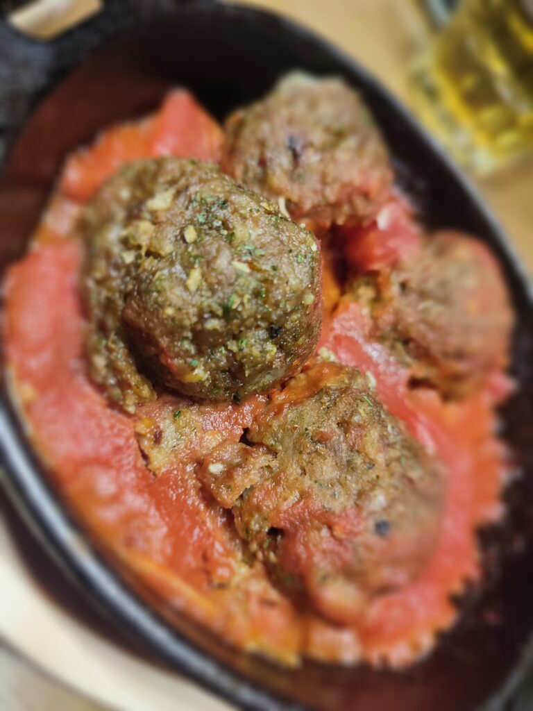 Mediterrane Hackbällchen in würziger Tomatensoße