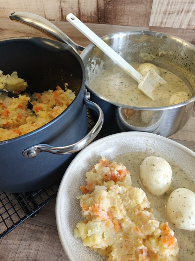Senfeier mit Kartoffel-Karotten-Kohlrabi-Stampf