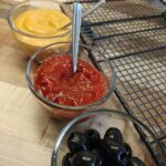 Käsesoße, Salsa & Oliven