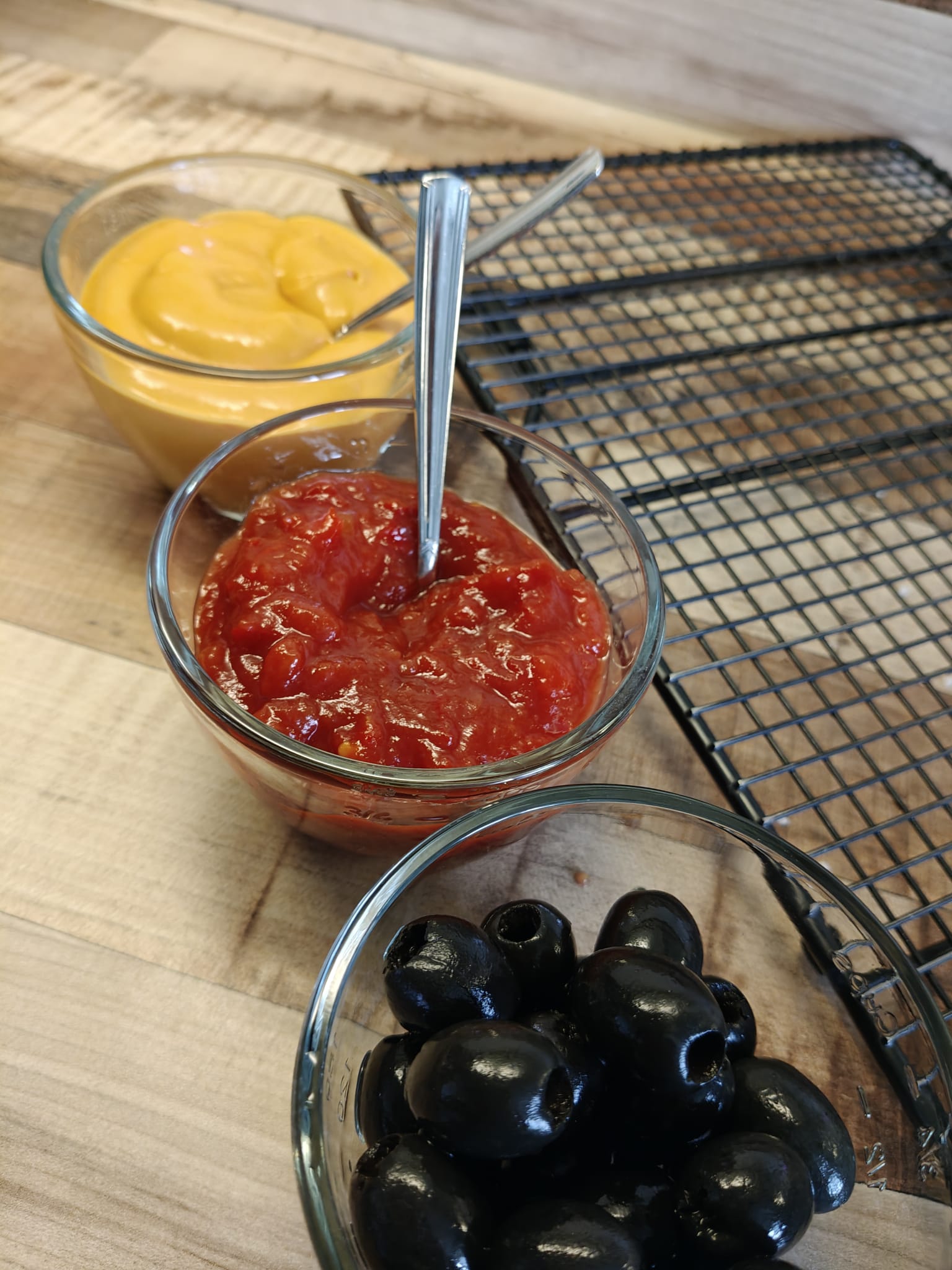 Käsesoße, Salsa & Oliven